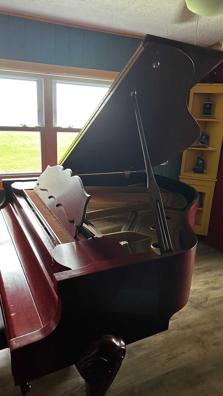 Beautiful 5' 1" Baby Grand